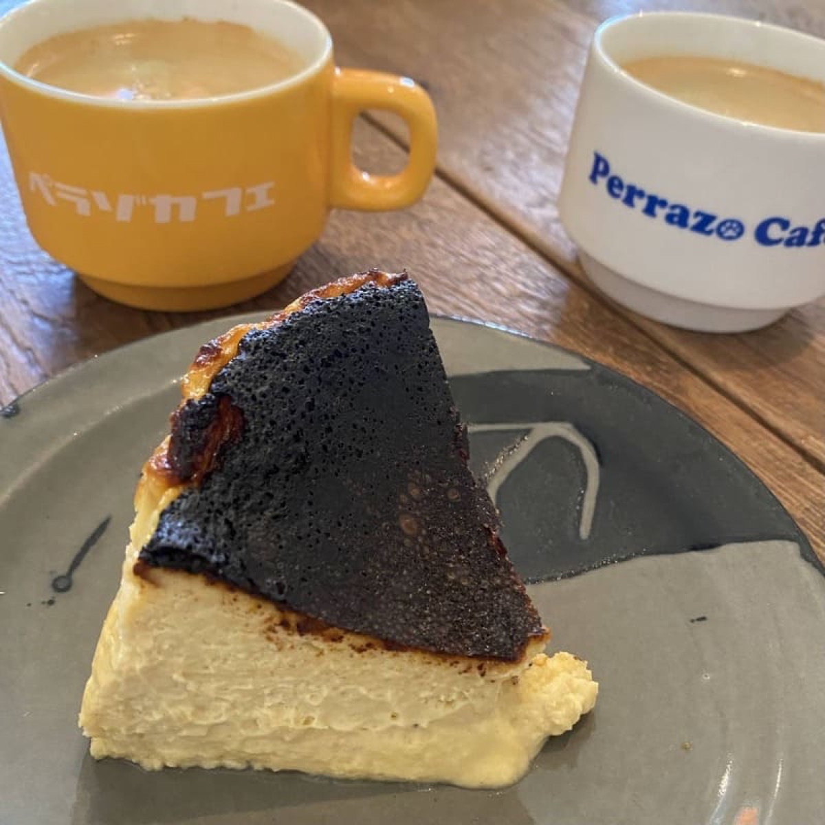 表面がしっかり焦げたバスク風ベイクドチーズケーキ、コーヒーマグ2客と